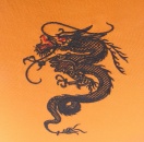 Meditační polštář Zafu - Oranžový s černým drakem - detail výšivky