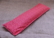 Šíjový relaxační pás červený s bílými mašličkami (18x60cm)