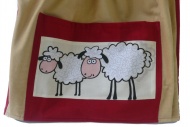 Detail kapsáře s ovečkami