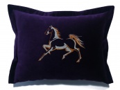 Polštář s vyšitým koněm - fialový