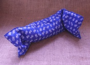 Šíjový relaxační pás modrý s bílými kvítky (18x60cm)
