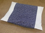 Pohankový polštář - Modrá s kvítky a bílým okrajem (30x40 cm)