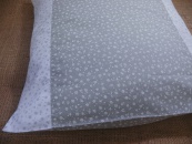Pohankový polštář - Bílý s kvítky s šedým květovaným středem (40x40cm)