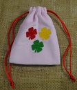 Pytlíček pro štěstí - Tři čtyřlístky (12x9 cm) - jemně růžový s barevnou výšivkou