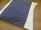 Pohankový polštář - Modrý s bílými kvítky a bílým okrajem (40x40cm)