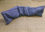 Šíjový relaxační pás - Bílý kvítek na modré (18x60cm)