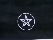 Ubrus (podložka) na vykládání karet s pentagramem - detail výšivky