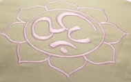 Meditační polštář Zafu - Šedo-fialkový s výšivkou - detail výšivky