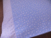 Pohankový polštář - Světle modrý s bílými kvítky a světlým okrajem (40x40cm)